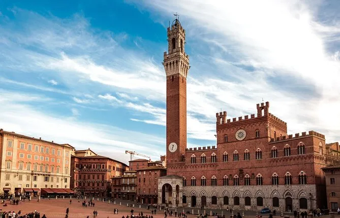 Private custom tour with a local guide Siena