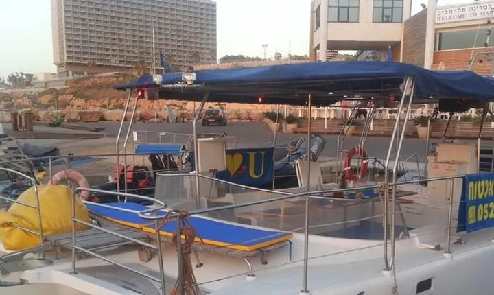 Tel Aviv: Private Boat Tour Skyline Sightseeing & Water Fun 