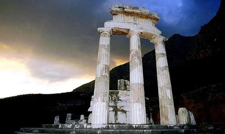 Visit Delphi the famous oracle! Explore the mysteries of the ancient world!
