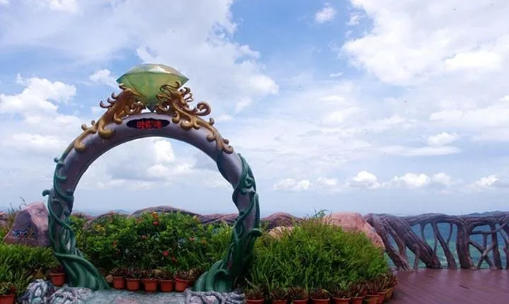 One Day Private Tour of Yanoda Tropical Rain Forest Park and Li Minority Culture Park