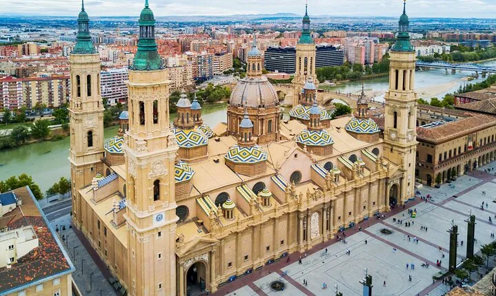 Private custom tour with a local guide Zaragoza