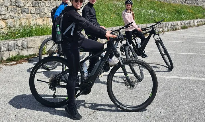 E-Bike Tour + Gourmet Snack + Wine Tasting (Small Group)