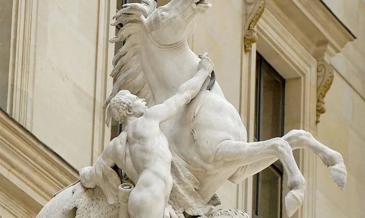 Mona Lisa and Venus de Milo Access with Host in Louvre Museum