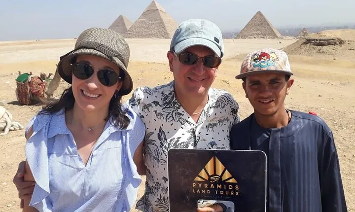 Giza Pyramids and Sphinx: Guided Day Tour from Cairo