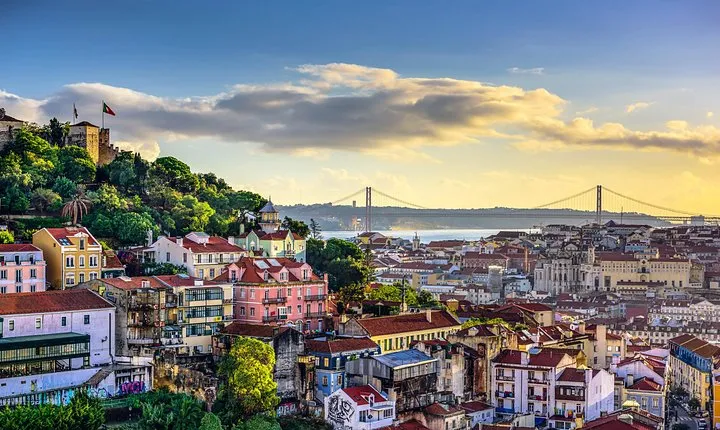 Lisbon to Porto Up to 4 Stops: Obidos, Nazare, Fatima and Aveiro