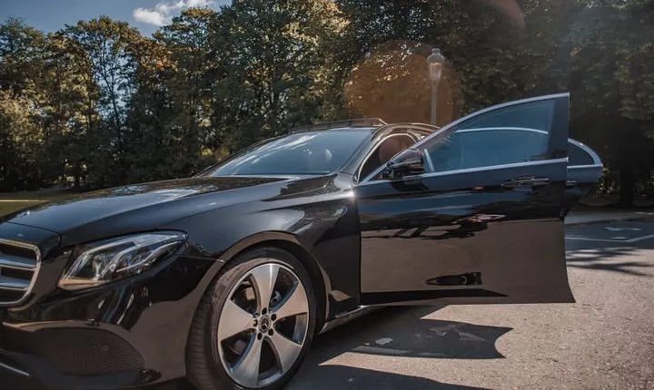 Private transfer from BRU Airport to Brussels city with luxury limousine 3 pax
