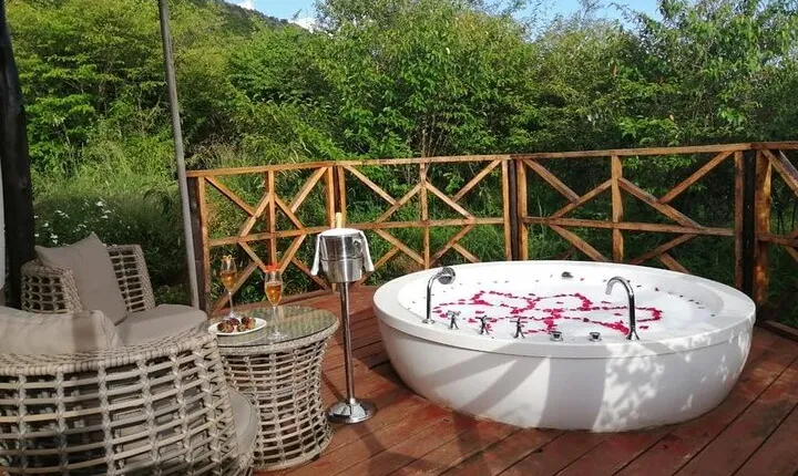 Romantic Mara Getaway with Jacuzzi