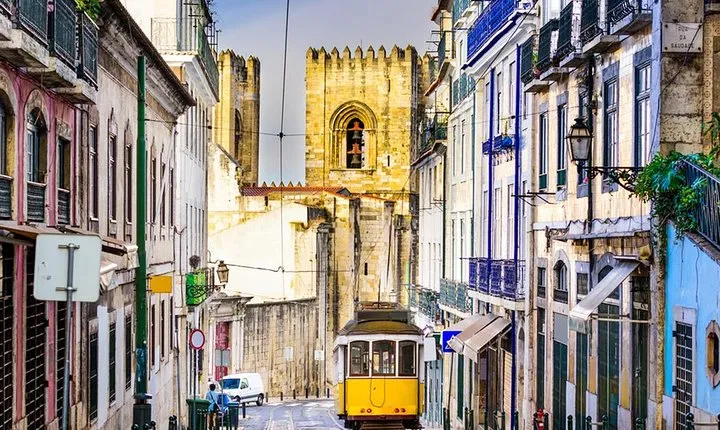 Tour in Lisbon with visit to Belem, Cristo Rei and Pillar 7 Reality Experience