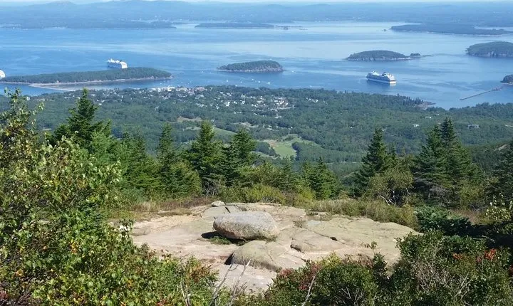 Premium Narrated Bus Tour of Bar Harbor and Acadia National Park (3.5 Hours) 