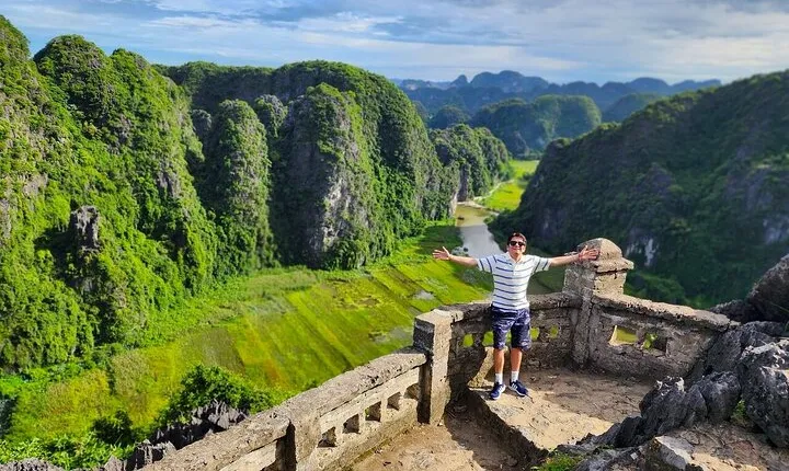 From Hanoi: Small Group Tour 11 pax: Hoa Lu, Tam Coc, Mua Caves