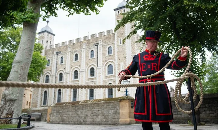 VIP Tower of London and Crown Jewels Tour with Private Beefeater Meet & Greet