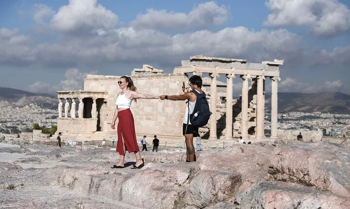 Private Photo Shoot Tour in Athens by a Top Pro