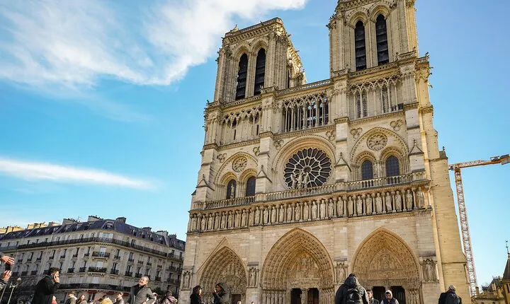 Notre Dame Cathedral:Interior & Exterior Small Group Guided Tour