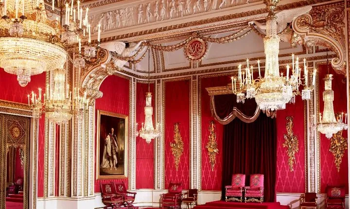 Buckingham Palace Entrance and Open Top Bus Tour London