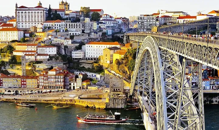 Lisbon to Porto with stops Óbidos-Nazaré-Fátima-Coimbra-Aveiro