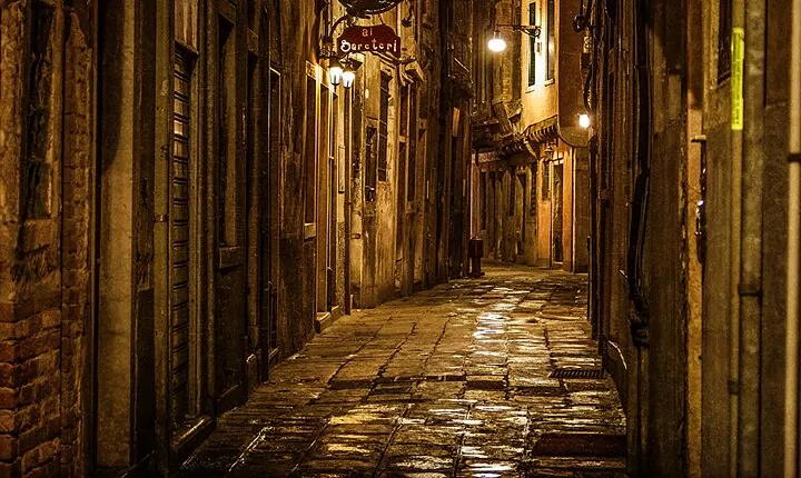 Guided Walking Tour to The Haunted Paths of Venice