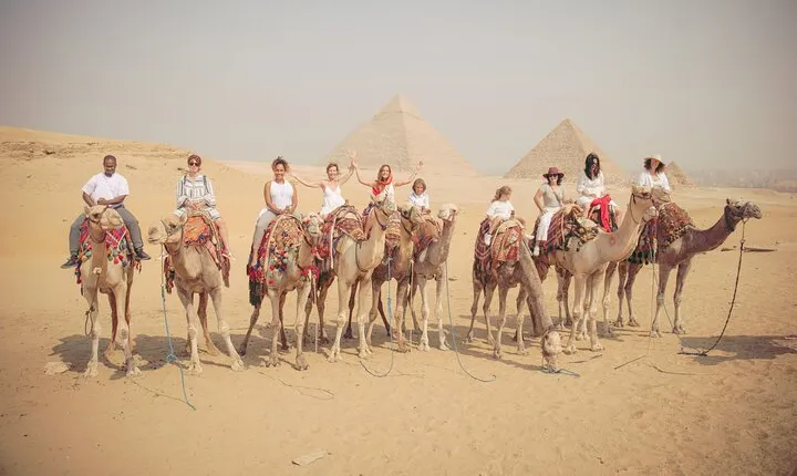 Private Half-Day Tour: Giza Pyramids and Sphinx by Camel