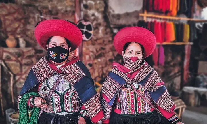 Taxi to Ollantaytambo with stops in Chinchero, Maras and Moray