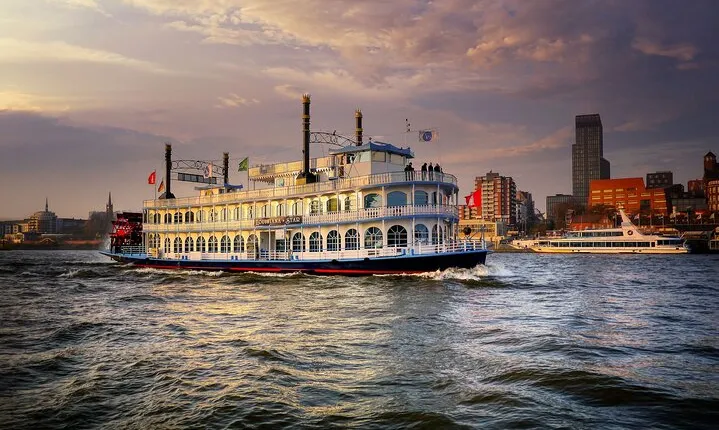 Hamburg 2-hour harbor tour on the beautiful Elbe