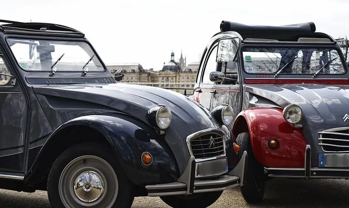 Private City Tour of Bordeaux in a Citroën 2CV - 1h30