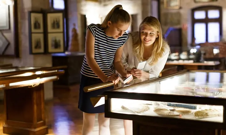 Skip-the-line Jewish Museum in London Private Tour