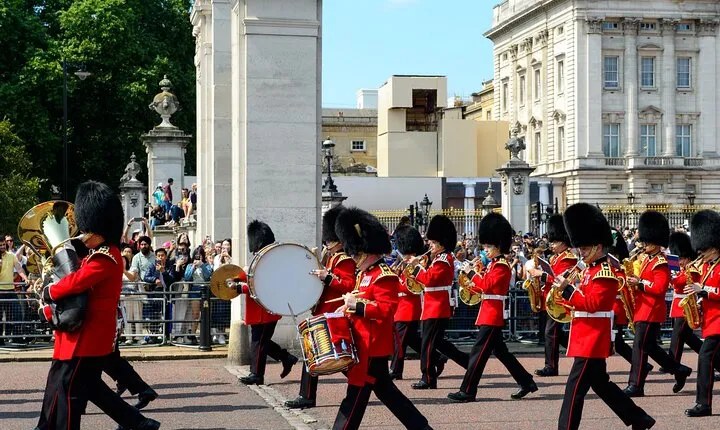 London Royal Crown and Changing of The Guard Walking Tour
