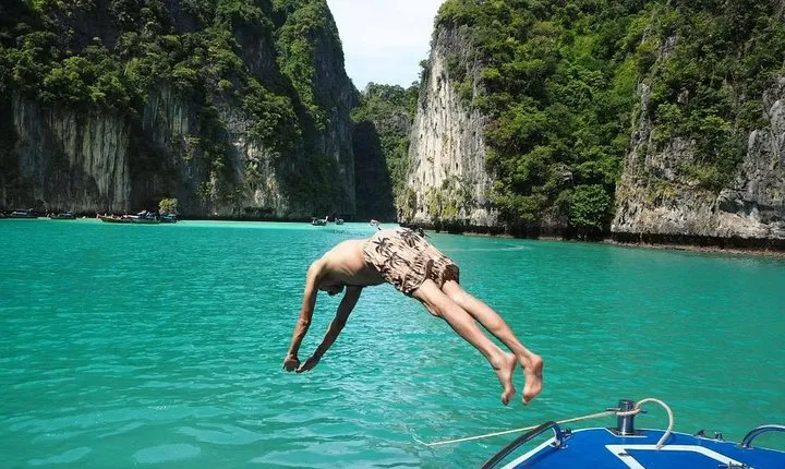 Phi Phi Island by Premium Speedboat with Lunch from Phuket