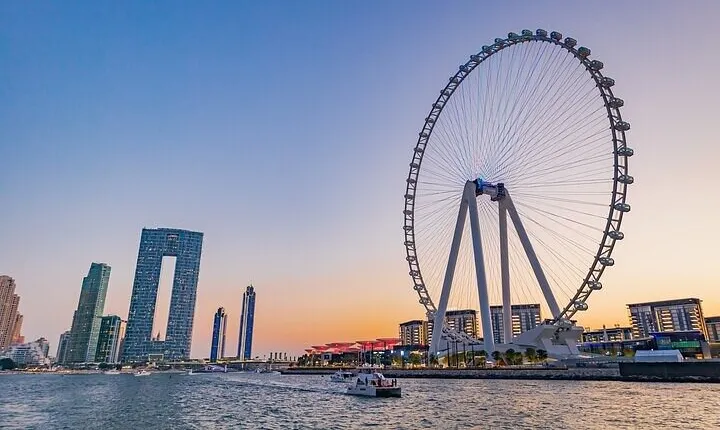 Enjoy Dubai Marina Luxury Yacht Tour with Breakfast