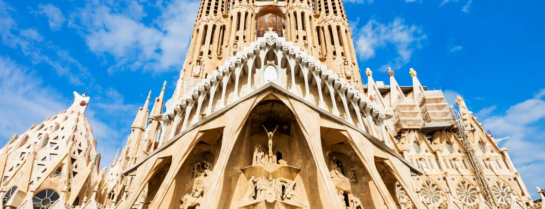 Barcelona Artistic Tour with entrance to Sagrada Familia and Park Güell