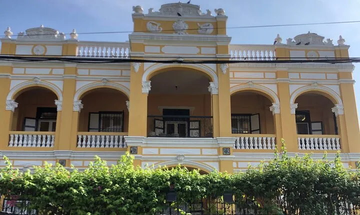 Architectural tour in Phnompenh