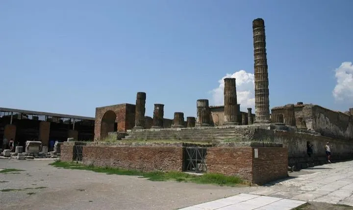 Pompeii and Herculaneum walking tour led by an Archaeologist