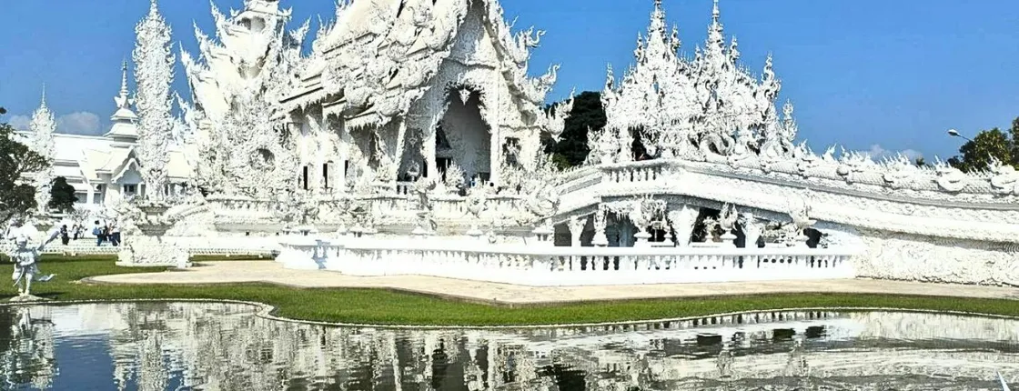 Private full-day tour to Chiang Rai with van and driver