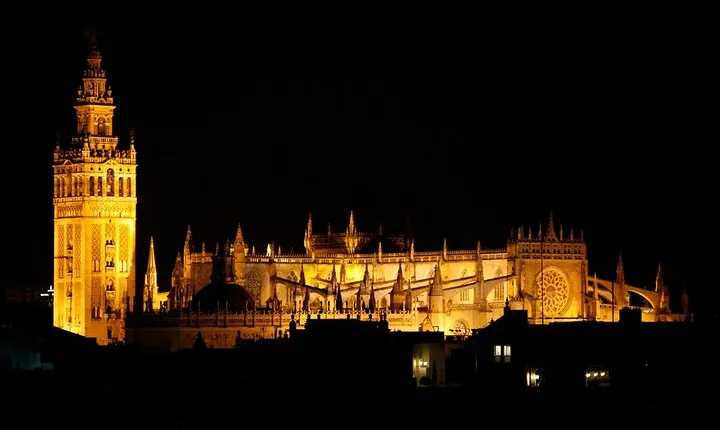 Private walking tour to Seville with Flamenco Show