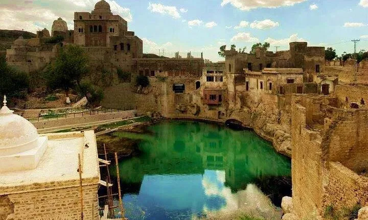 From Lahore: Katas Raj Temple, Khewra Salt Mines & Kalar Kahar Day Trip
