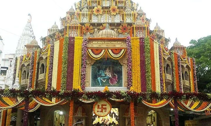 Pune Walking Tour with a Punekar