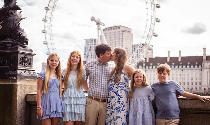 Private landmarks photoshoot for families and couples