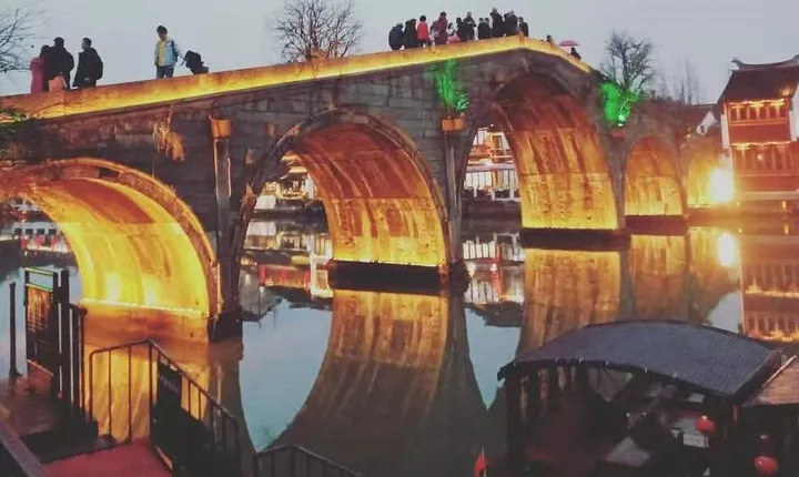 Private Tour: Zhujiajiao Ancient Town, Xintiandi and Shanghai Tower with Sunset