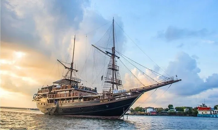 Indonesia: Pirate Dinner Cruise