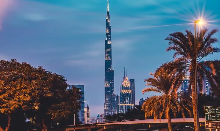  Enjoy Lunch or Dinner at Burj Khalifa with Tickets
