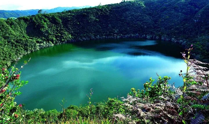 Descubre la Catedral de Sal de Zipaquirá y la Laguna de Guatavita: un viaje inolvidable