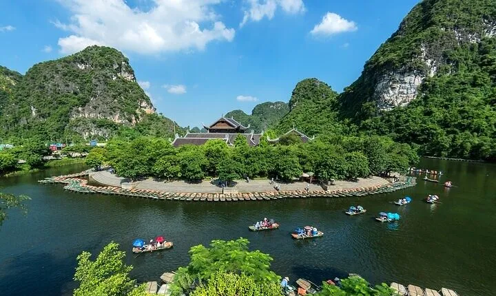 1 Day Luxury Tour in Hoa Lu, Trang An & Mua Cave Amazing View