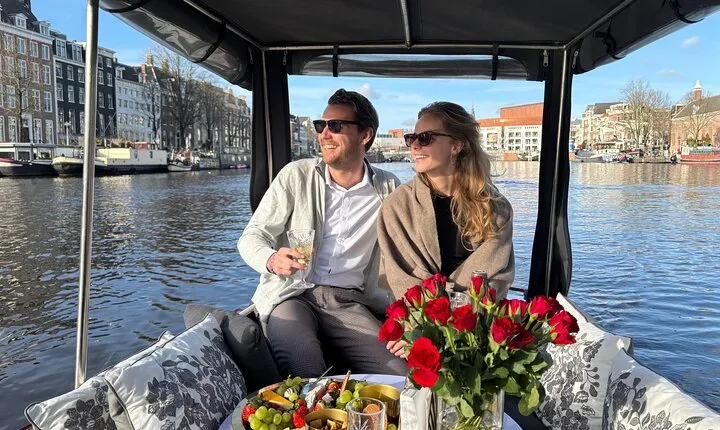 Romantic Canal Cruise Amsterdam With Bottle Prosecco and Snacks