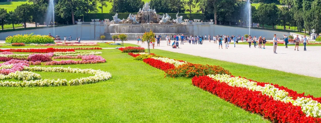 Skip-the-Line Entrance with Guide to Schonbrunn Palace and Gardens