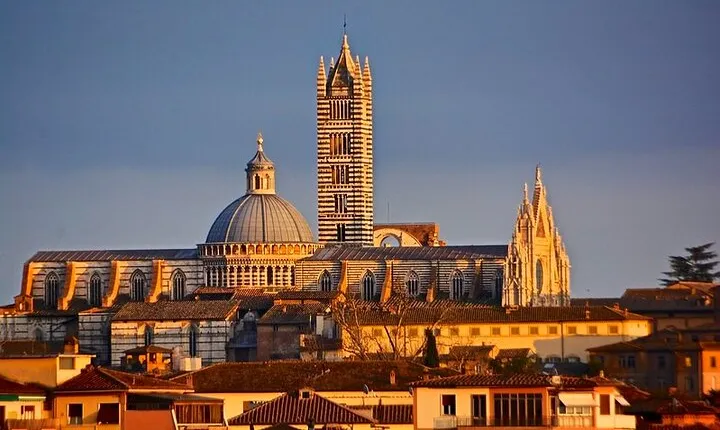 Guided Walking Tour of the Streets of Siena with aperitif