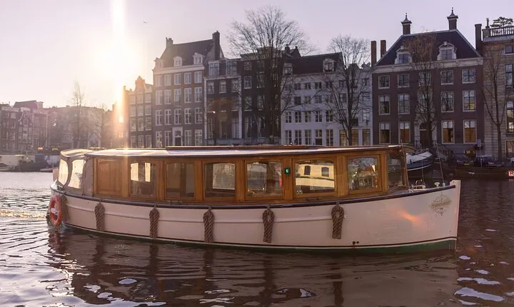 Amsterdam: 2-Hour Canal Cruise incl. Drinks & Dutch Snacks