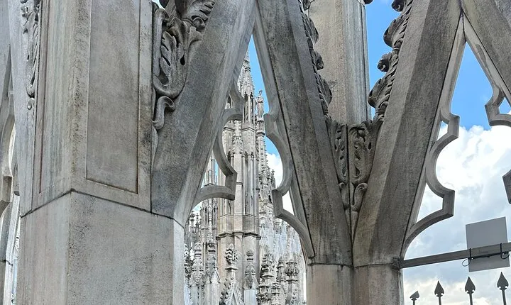 Duomo skips the line with a guide