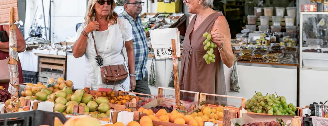 Market tour and dining experience at a Cesarina's home in Palermo