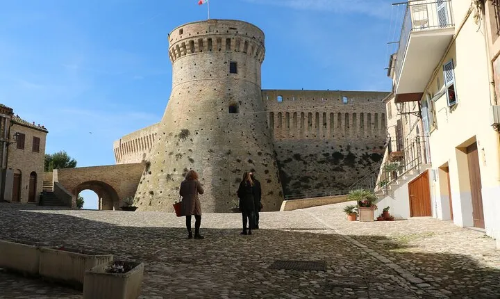 2 Hours Private Guided Walking Tour in Acquaviva Picena Marche