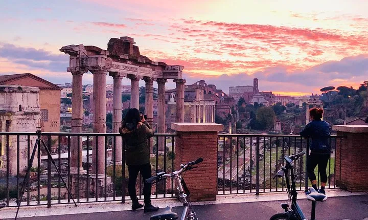 Sunrise in Rome: E-Bike tour with Italian Breakfast