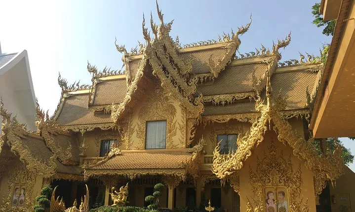 CHIANG MAI-CHIANG RAI: White+Blue Temple+Baan Dam+Golden Triangle